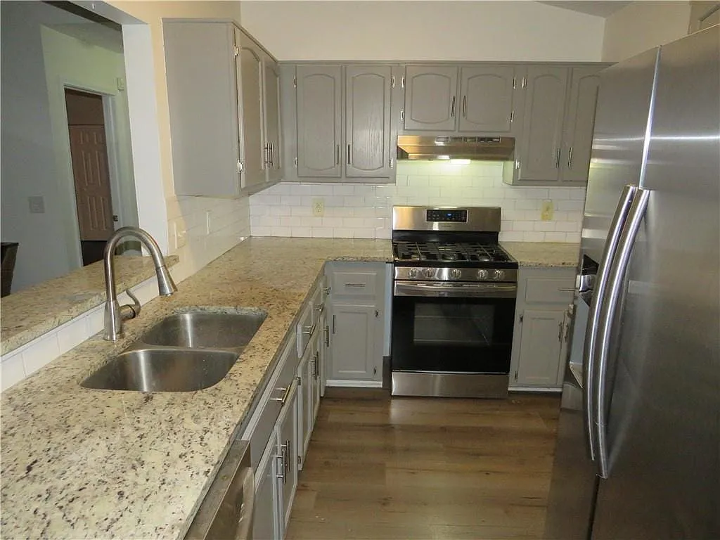 3 bed, 2075 sqft, $2,100 — Photo 4