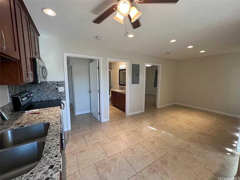 2137 Wilder Ave — Photo 3