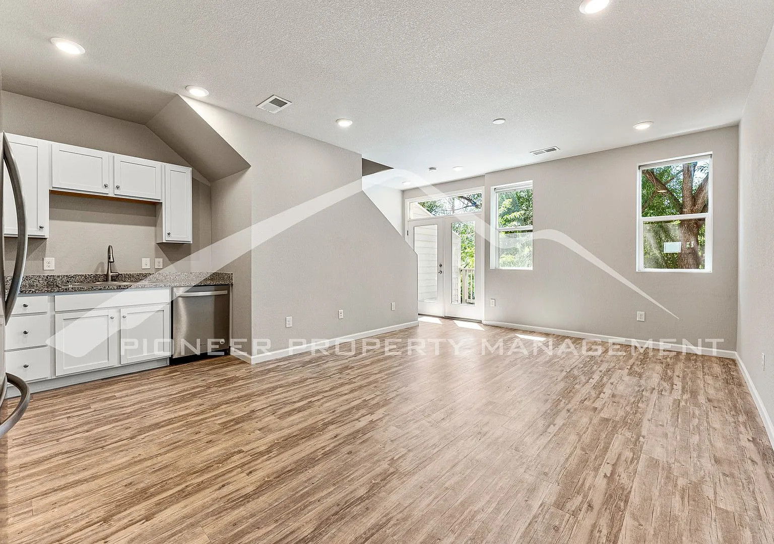 Beautiful Townhome with Attached Garage and Central A/C — Photo 3