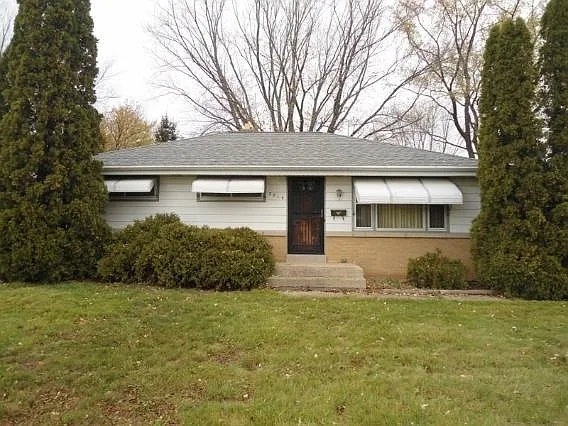 8814 W Lawn Ave photo 1