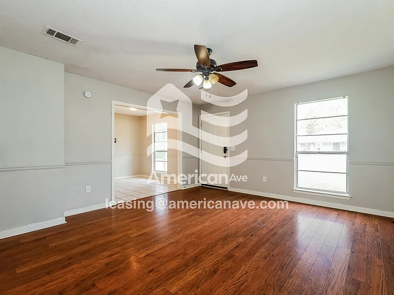 1704045_004_living_room_4.jpg