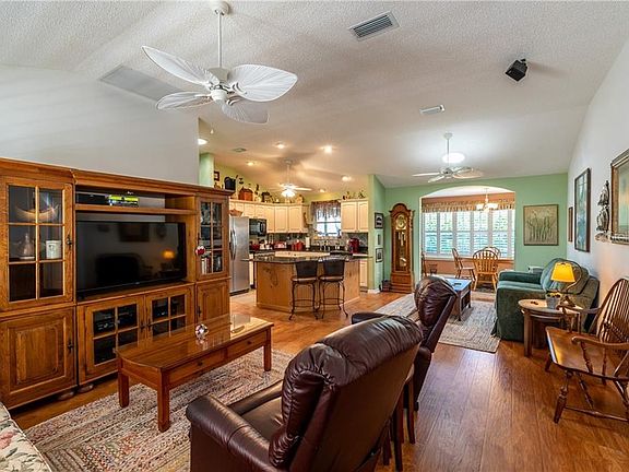 3rd image of 1843 Oxford Ln