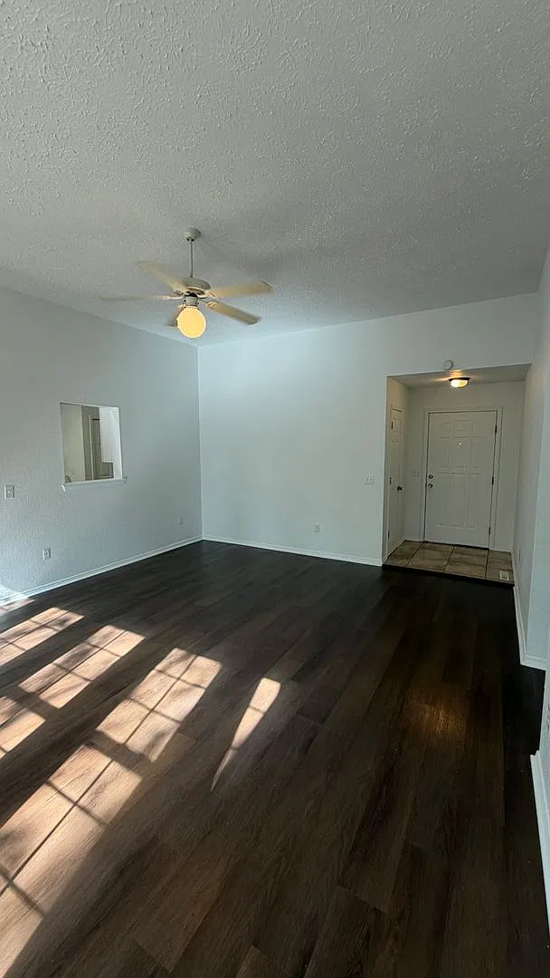 Beautiful 3 bedroom 2 bathroom 2 car garage in Willard Schools! — Photo 3
