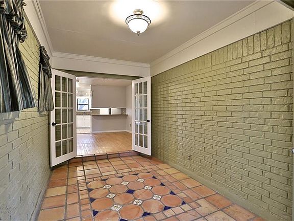 4th image of 709 Scott Pl