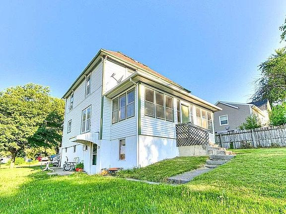 3rd image of 129 Kingsbury Ave #1