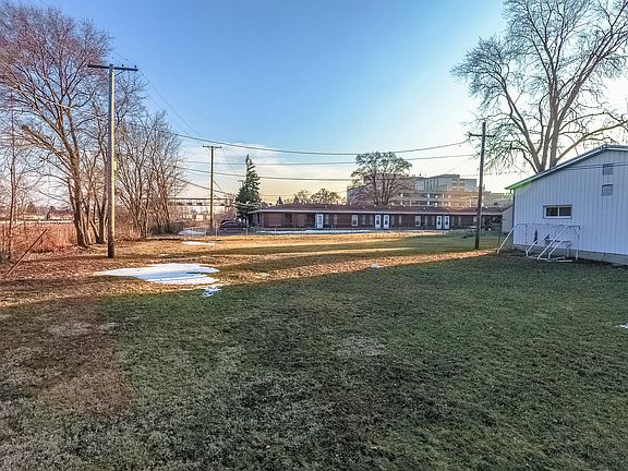 3rd image of 2211 Oak St