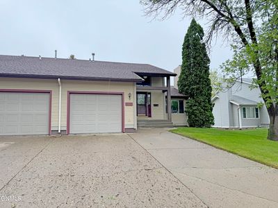 1740 N Grandview Ln, Bismarck, ND, 58503