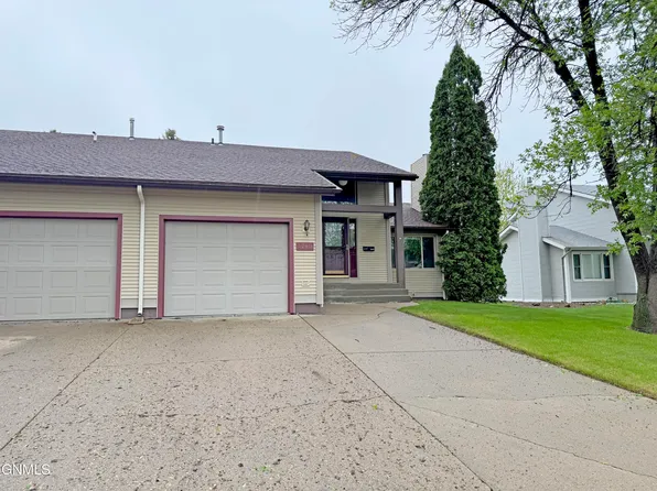 1740 N Grandview Ln, Bismarck, ND 58503