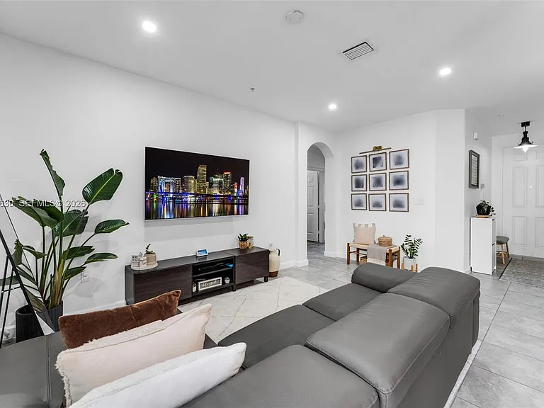134 SE 28th Ter #10 — Photo 7