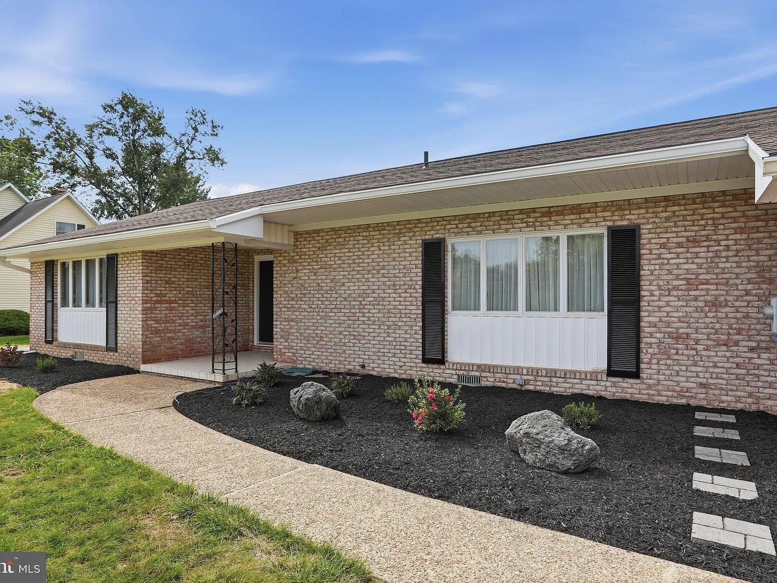 2 bed, 2.5 bath, 1977 sqft, $2,200 — Photo 4