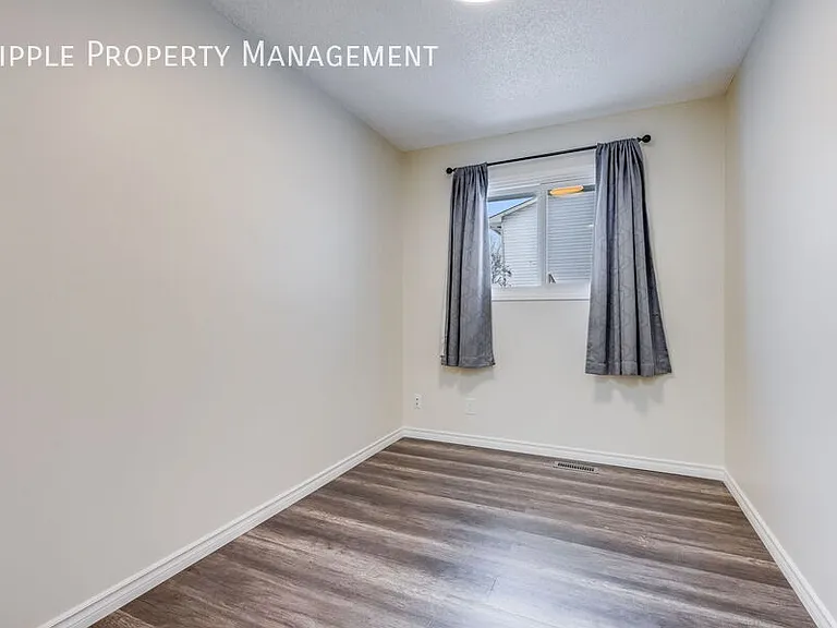 63 Woodglen Close SW #UPPER — Photo 12