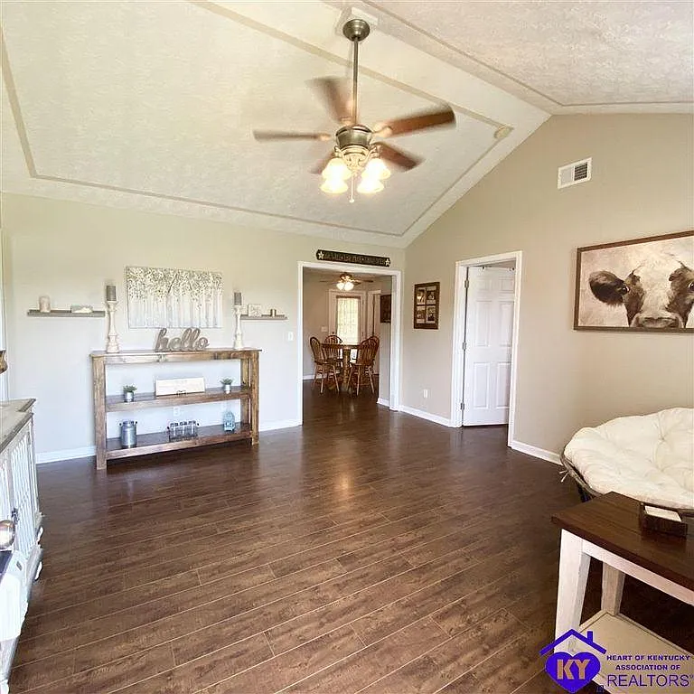 219 Southern Lake Dr — Photo 4