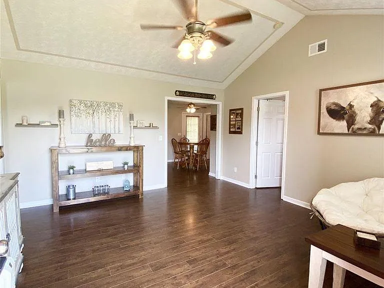 219 Southern Lake Dr — Photo 4