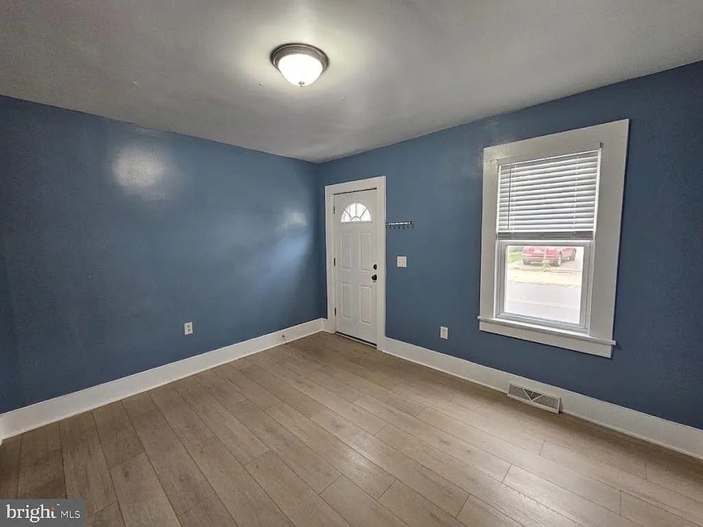 3 bed, 1.0 bath, 1248 sqft, $2,200 — Photo 2