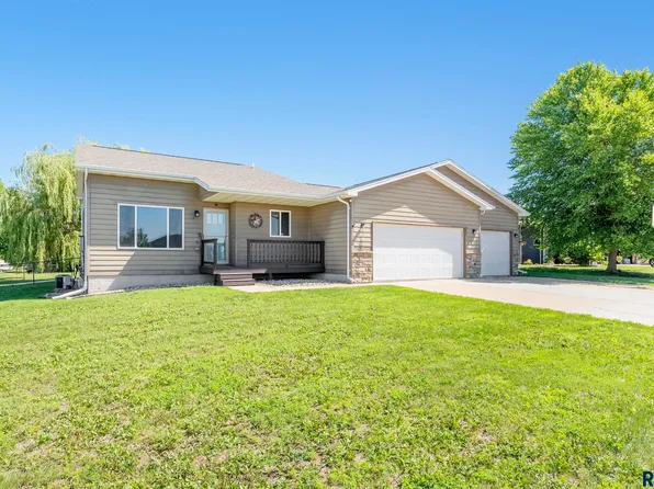 1000 Greyhawk Cir, Harrisburg, SD 57032