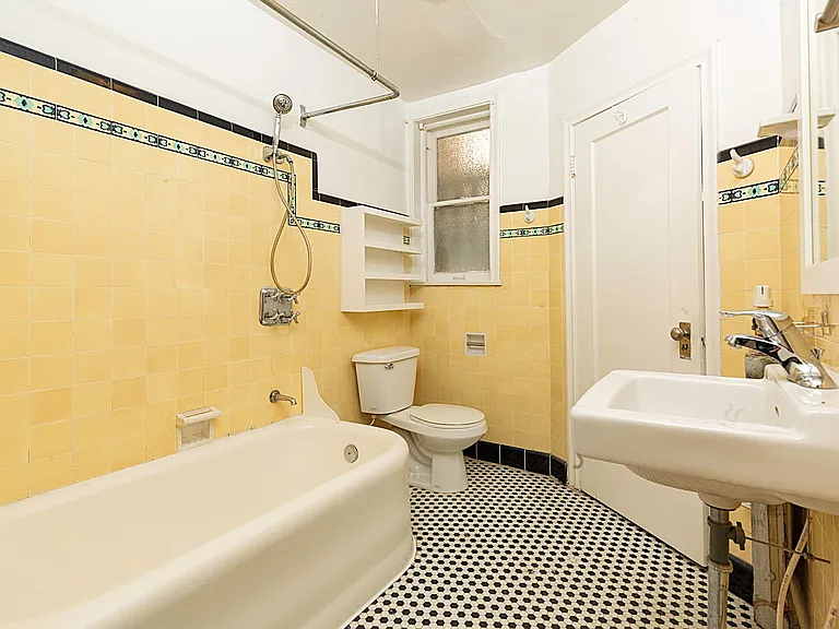 Kensington Apartments — Photo 24