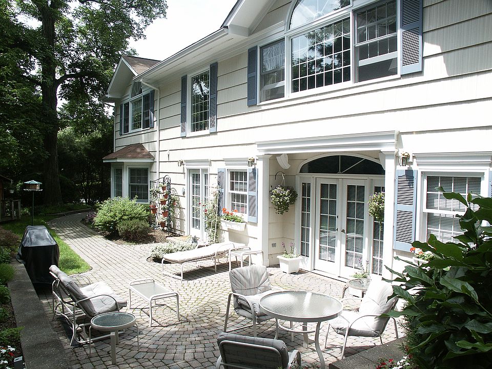 1st image of 8 Bellwood Dr
