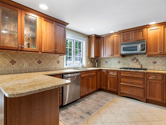 5th image of 25 Rayburn Dr