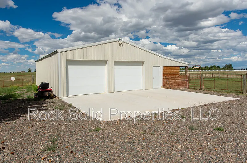 6 bed, 3.0 bath, 2471 sqft, $3,295 — Photo 3