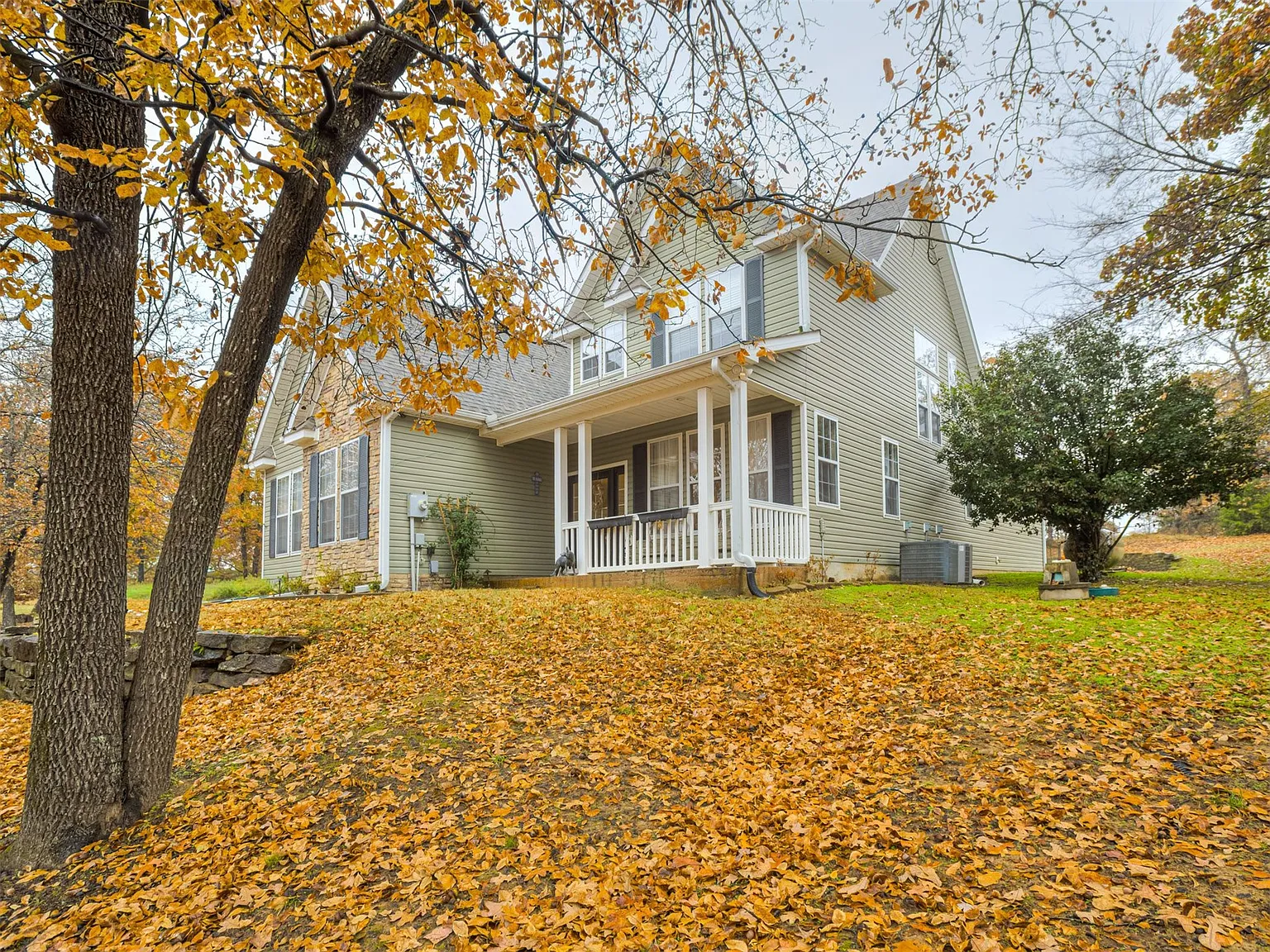 6 bed, 2.5 bath, 2970 sqft, $4,800 — Photo 2