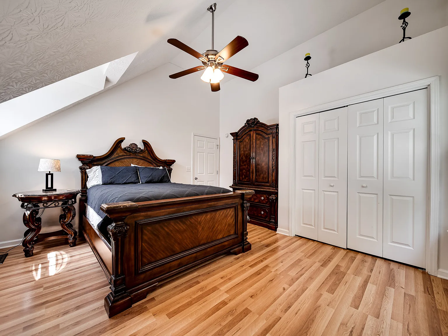 2 bed, 1200 sqft, $2,400 — Photo 2