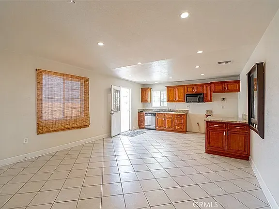 4 bed, 1981 sqft, $3,850 — Photo 2