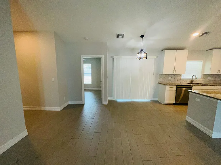 928 SW John Maccormack Ter — Photo 6