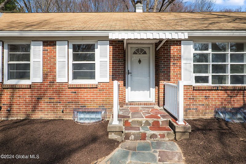 4th image of 16 Woodcrest Drive