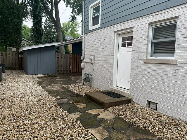 611 E Davis St — Photo 17