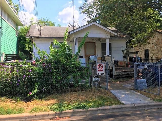 2nd image of 2404 Santa Maria St
