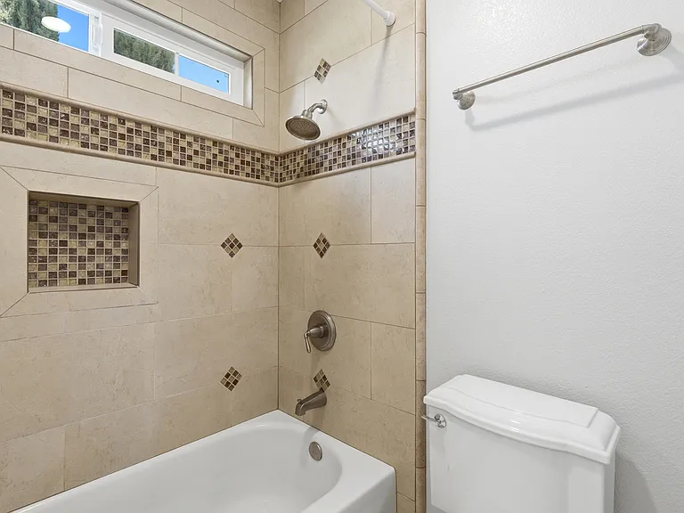 1517 David Ln — Photo 32