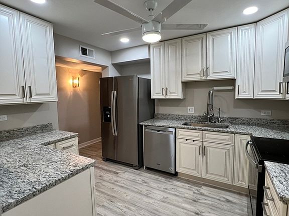 4th image of 5840 W 104th St APT 117