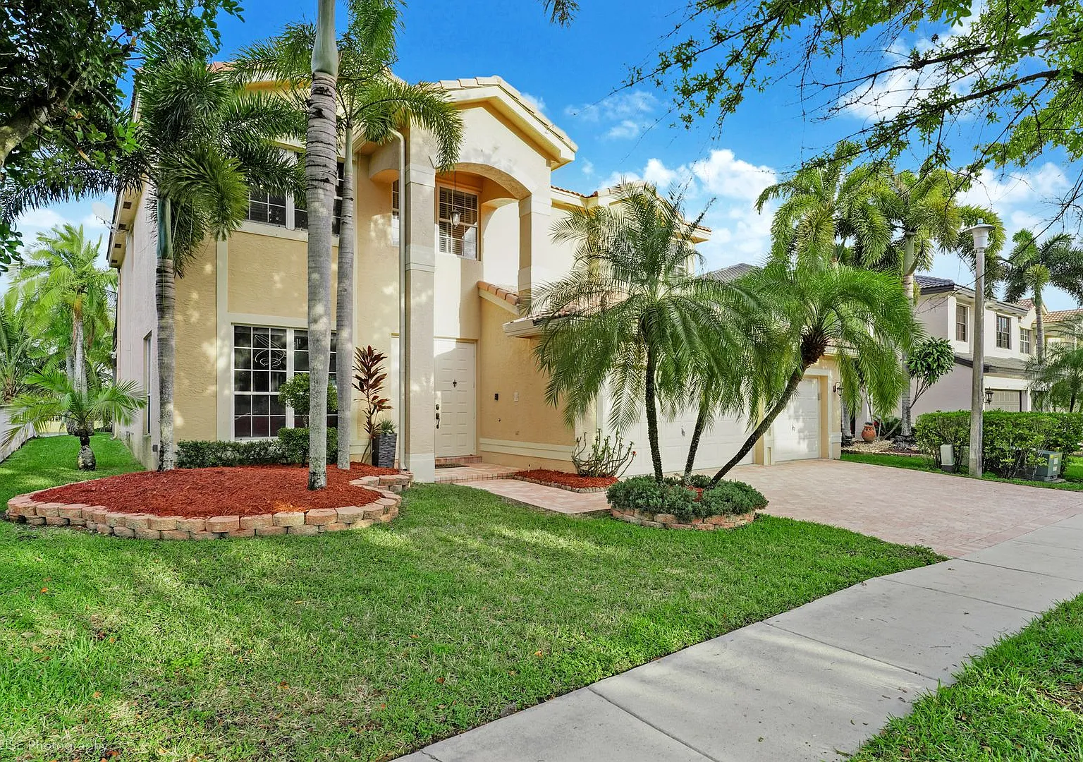 Beautiful Canal-Front 4BR Home with Pool & 3-Car Garage — Photo 1