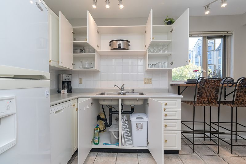 Victoria Apartment for rent - 2 Bedrooms — photo 8