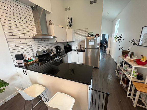 3rd image of 898 Franklin Ave #D