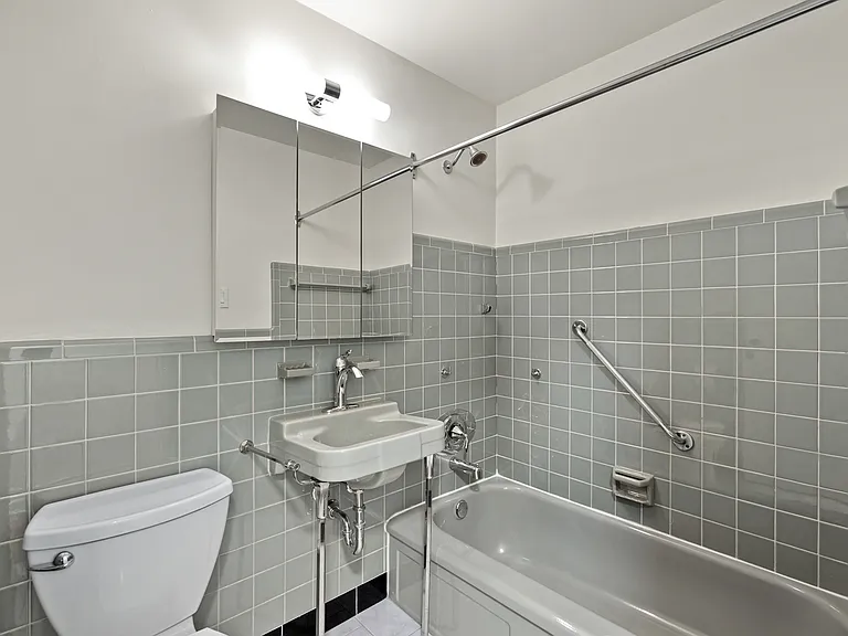 14 Deer Park Cres — Photo 8