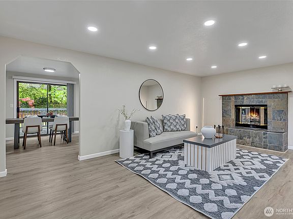 Entry to kitchen nook.>