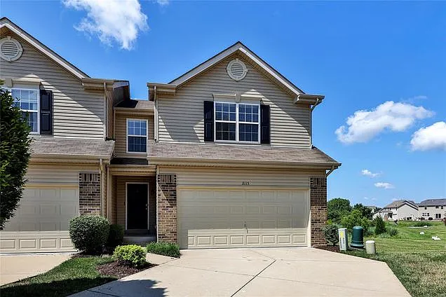 2115 Maple Glen Ct — Photo 1