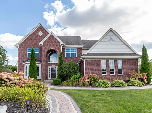 2560 Lynwood Dr, Troy, MI 48083