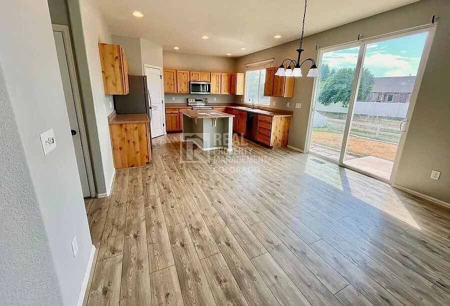4-Bedroom Single-Family Home in Windsor, CO Granite Kitchen, 3-Car Garage & Fenced Backyard — Photo 2