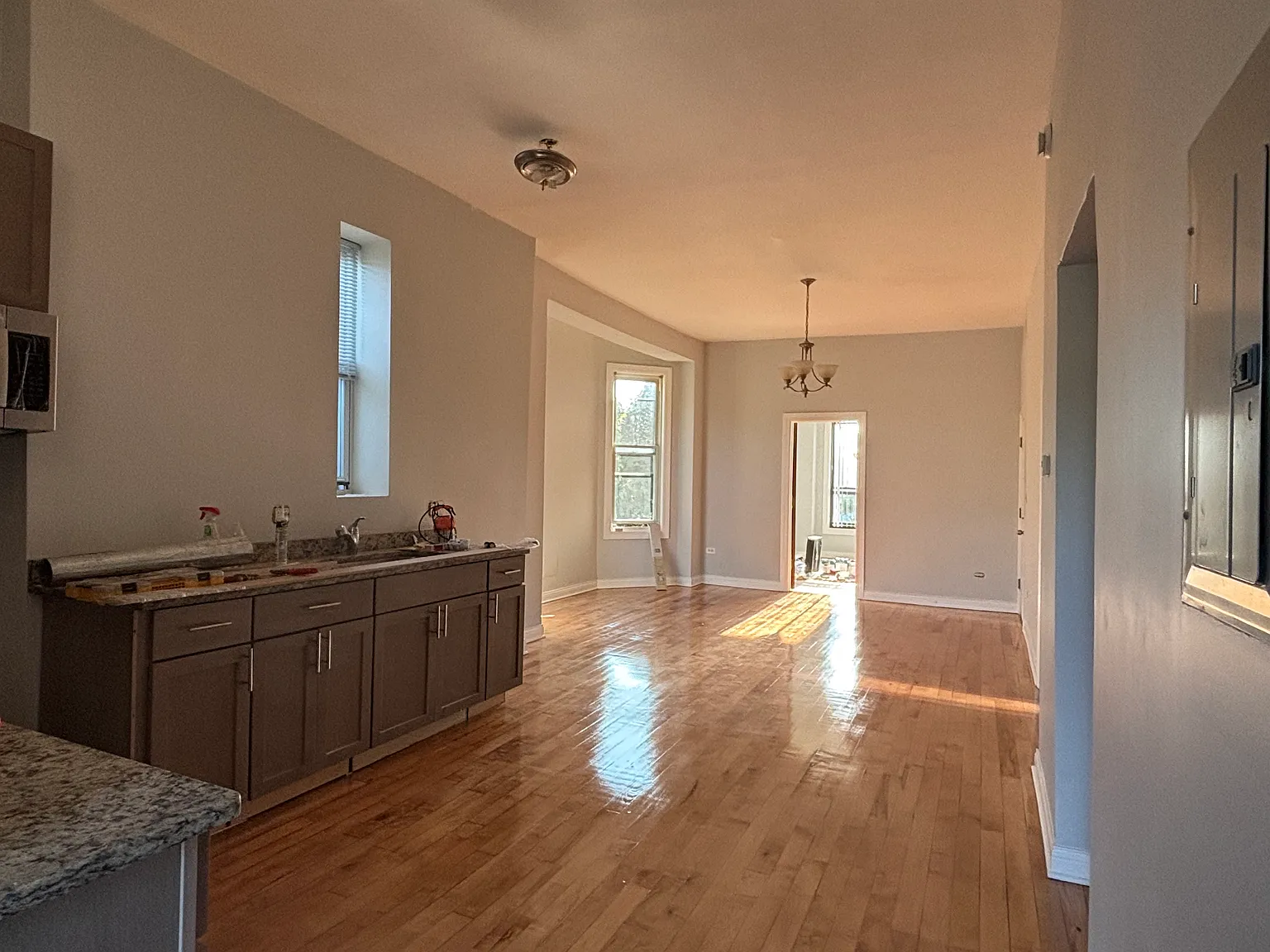 3 bed, 1099 sqft, $1,900 — Photo 2