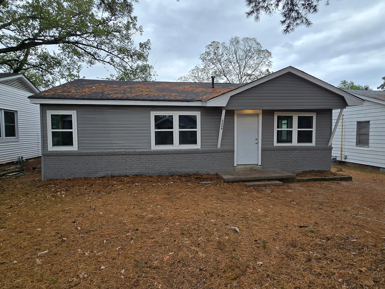 Cozy 3 Bedroom 1 Bathroom Home — Photo 1