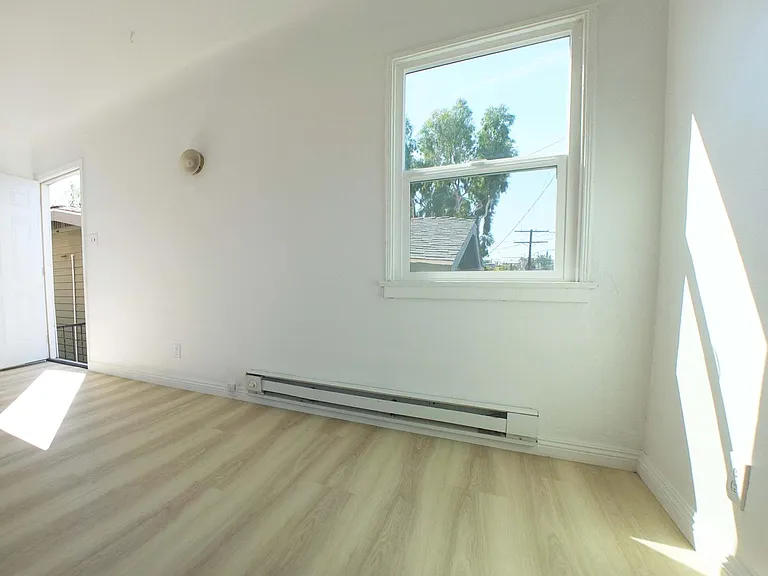 224 S Grand Ave — Photo 9
