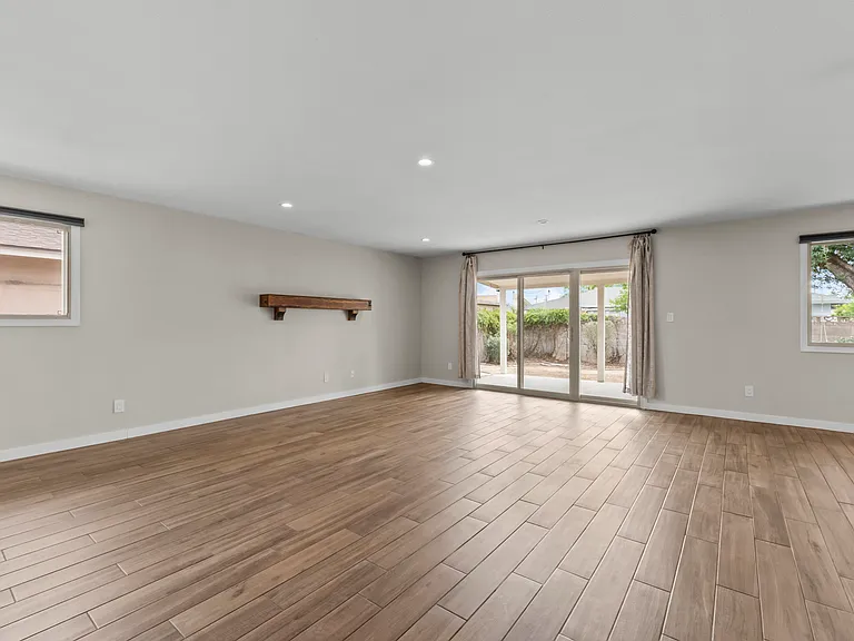 1229 E Manhatton Dr — Photo 6