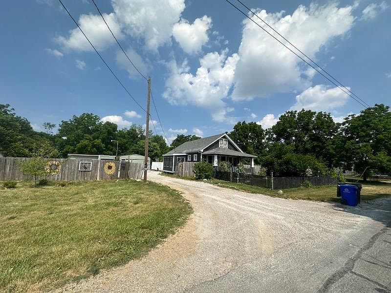 2nd image of 2581 Rhoads Ave