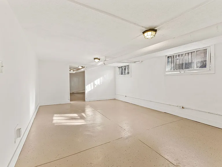 Essex Apartments — Photo 10