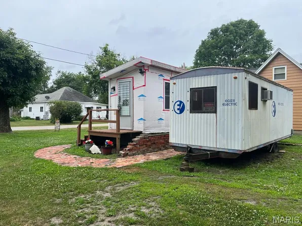 210 E Raymon Ave, Witt, IL 62094