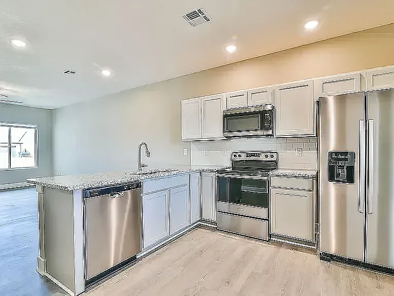 3 bed, 1270 sqft, $1,550 — Photo 2