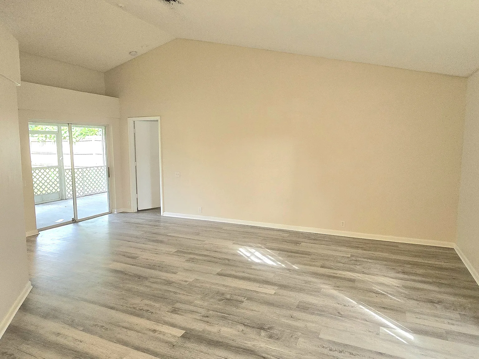 3 bed, 2096 sqft, $3,200 — Photo 2