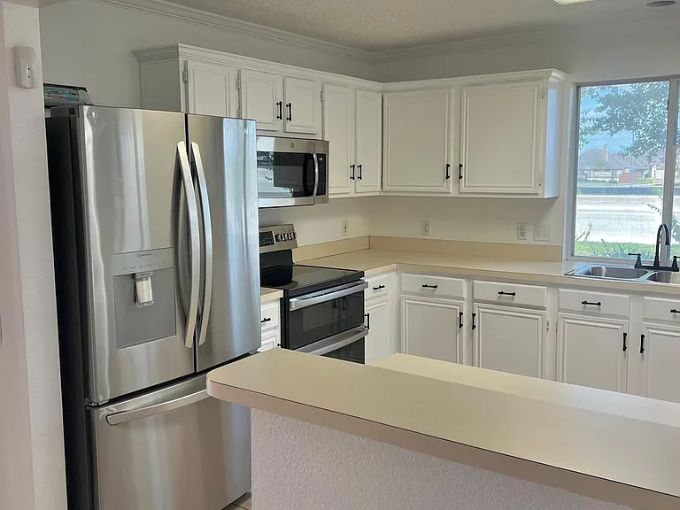 1161 Victoria Dr — Photo 3